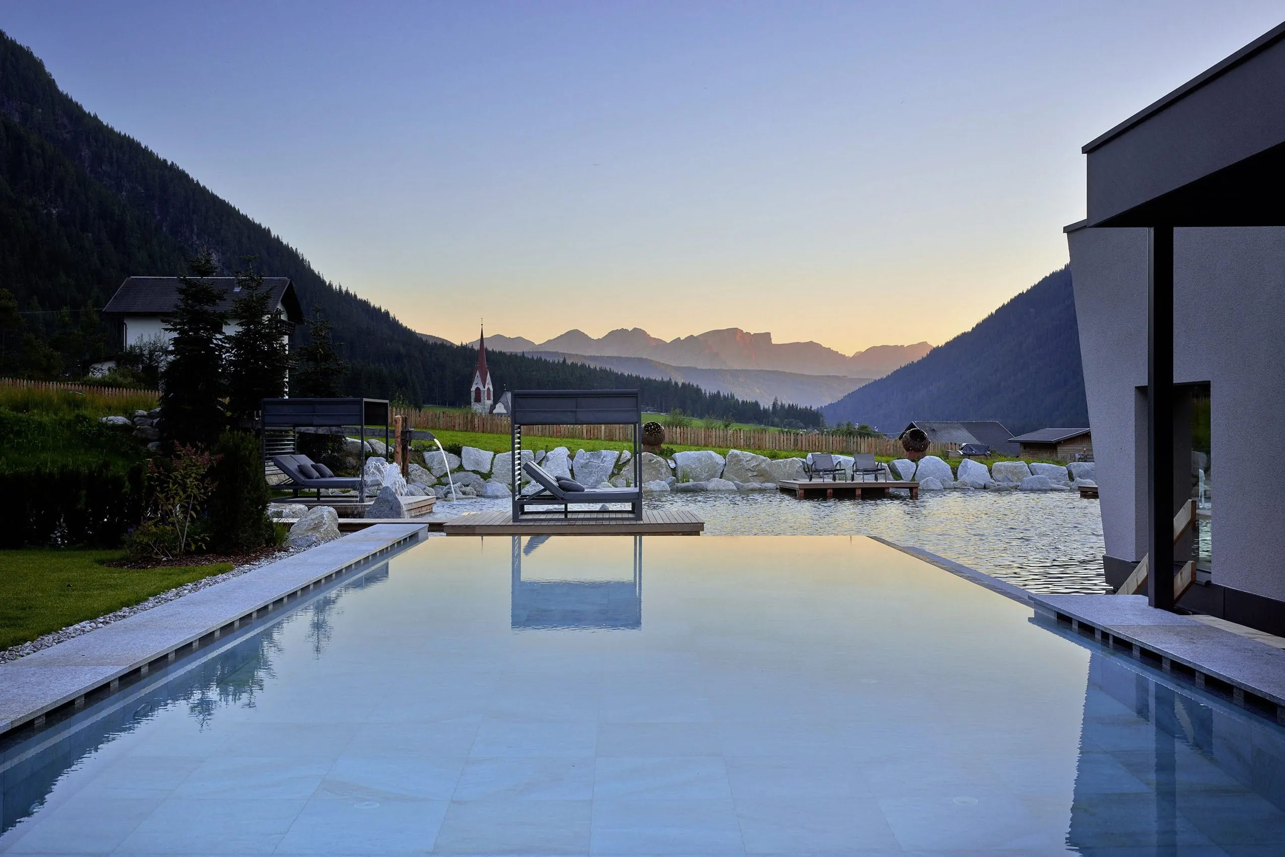 Außenpool mit Daybed im FONTIS luxury spa lodge