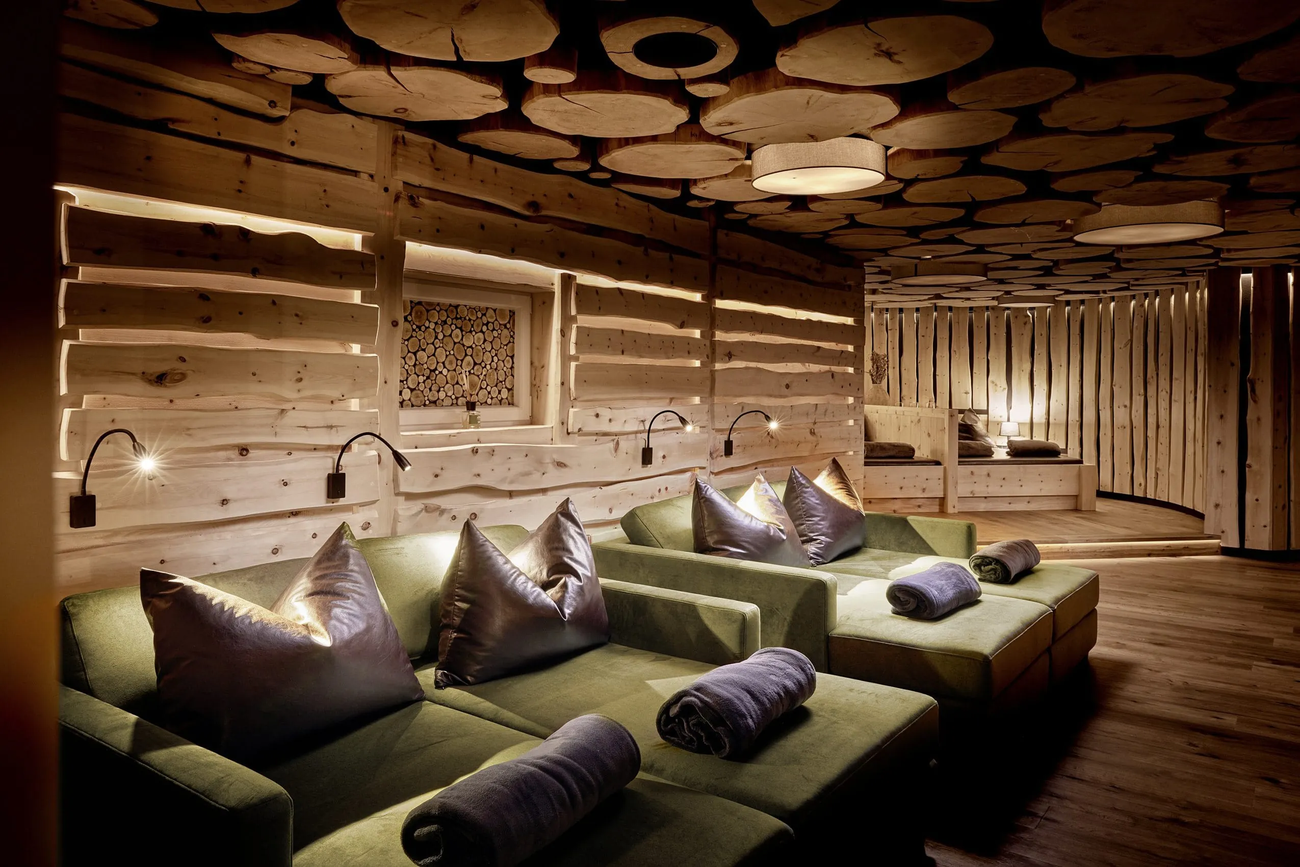 grüne Ruhebetten im holzvertäfelten Ruheraum des FONTIS luxury spa lodge