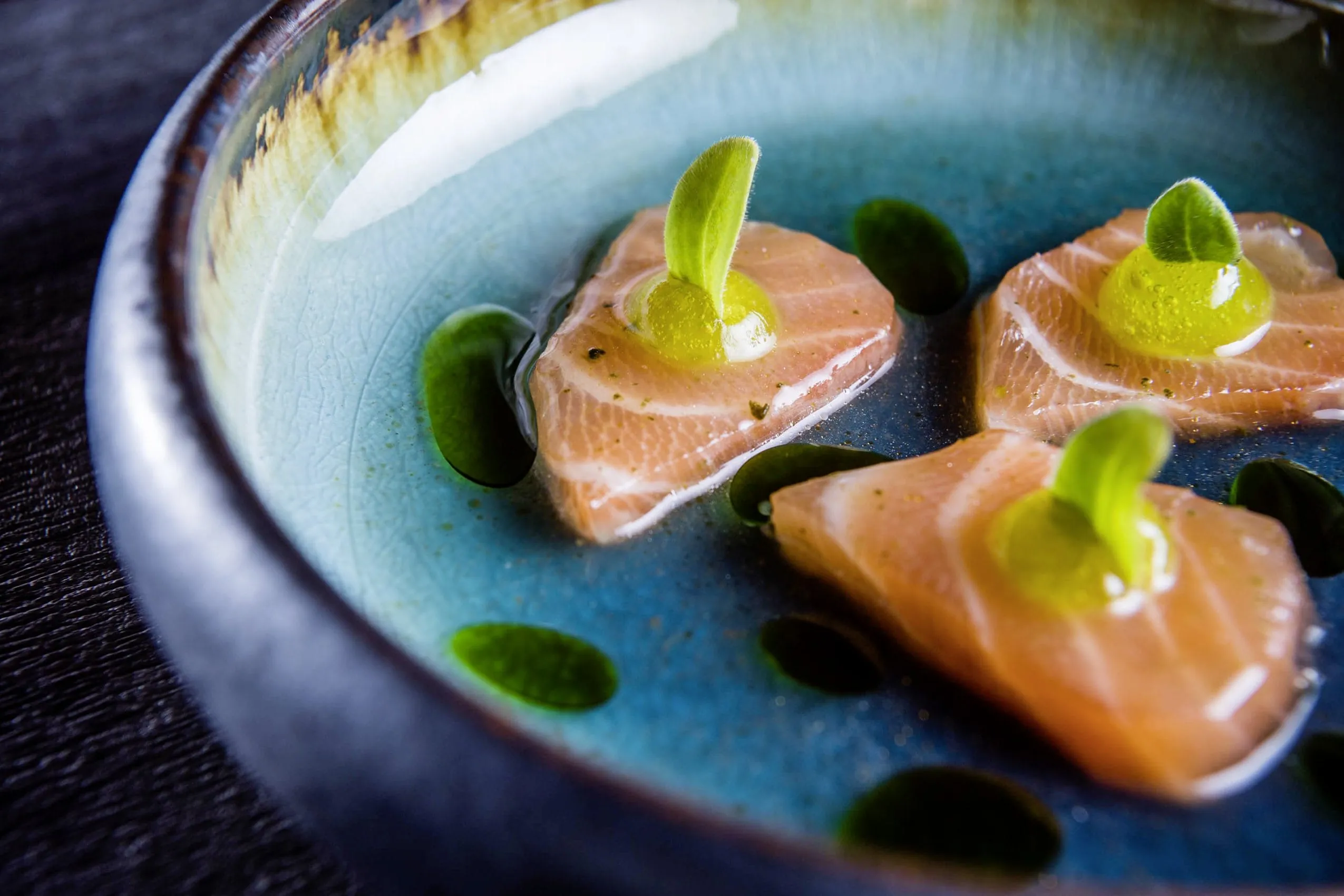 Lachshäppchen auf türkisem Teller im Romantik Hotel Stafler