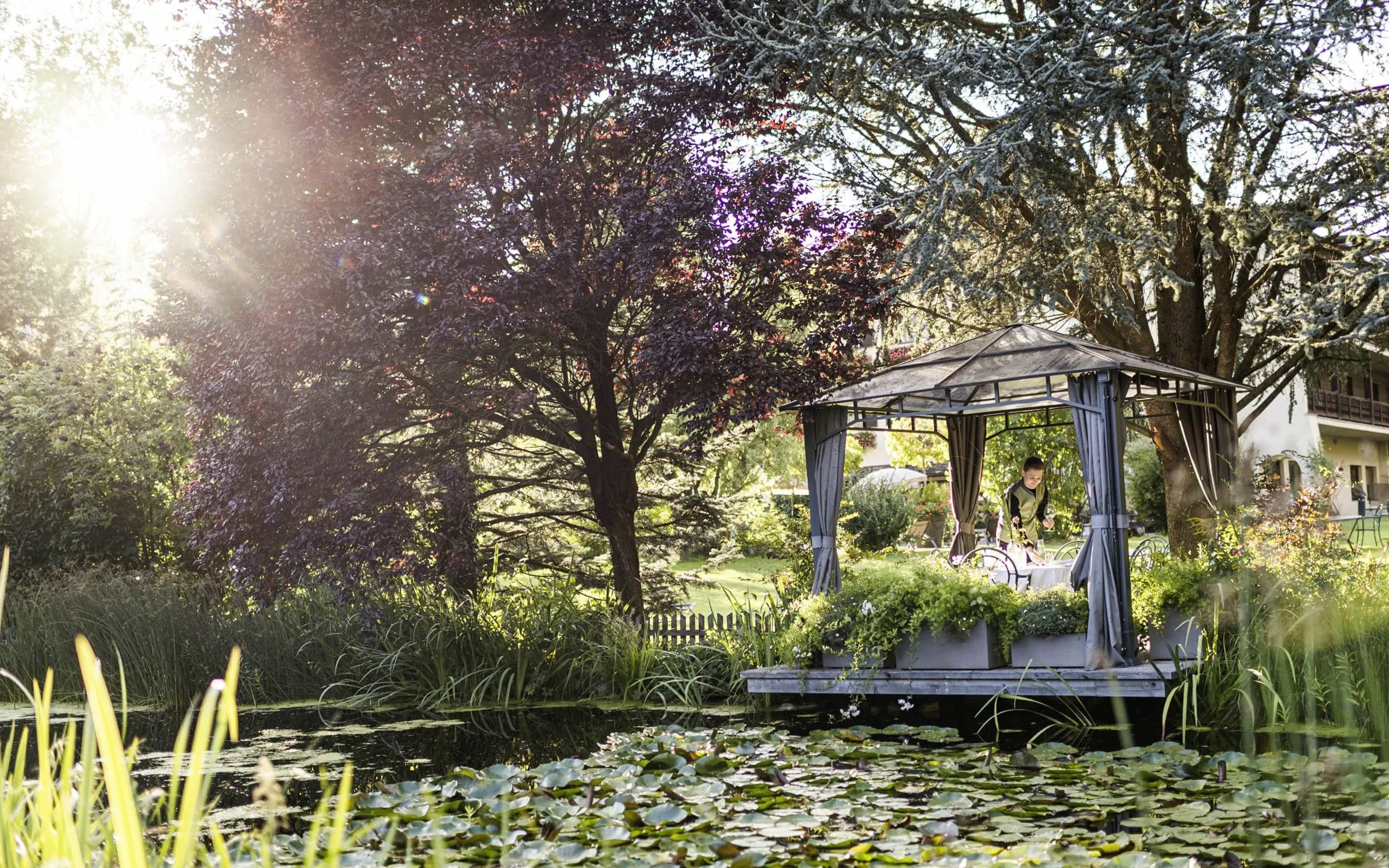 gedeckter Tisch im Pavillon am Teich des Romantik Hotel Stafler