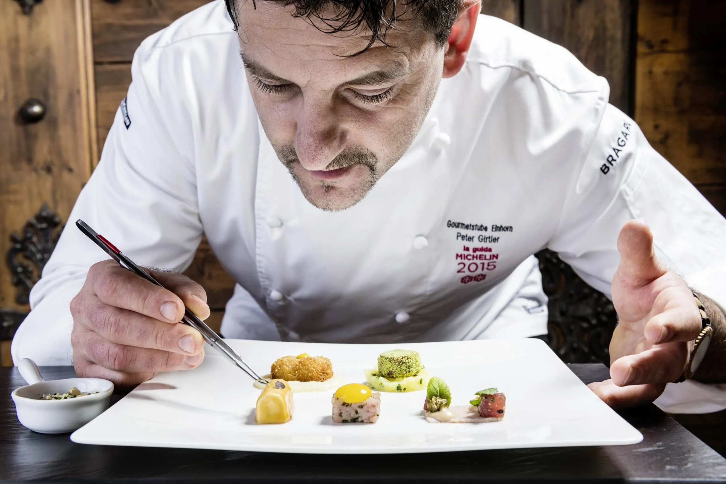Peter Girtler beim Anrichten eines Gerichtes im Romantik Hotel Stafler