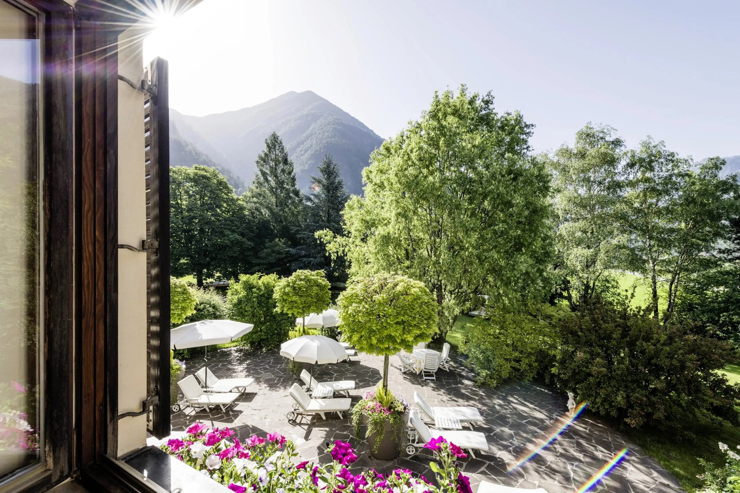 Blick von oben auf die Terrasse und den Park des Romantik Hotel Stafler