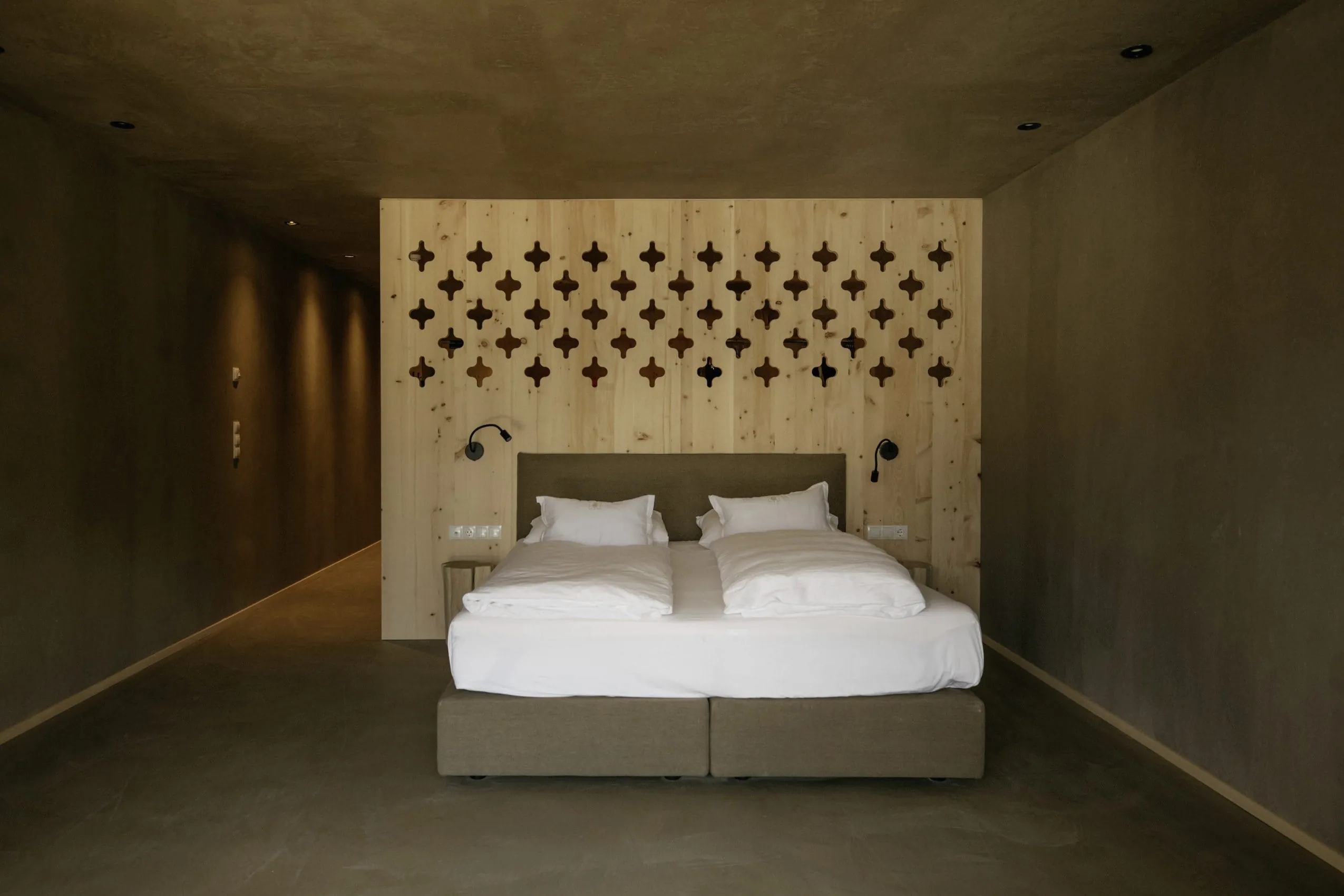 Blick auf ein Doppelbett im Wellnesshotel Leitlhof in Südtirol