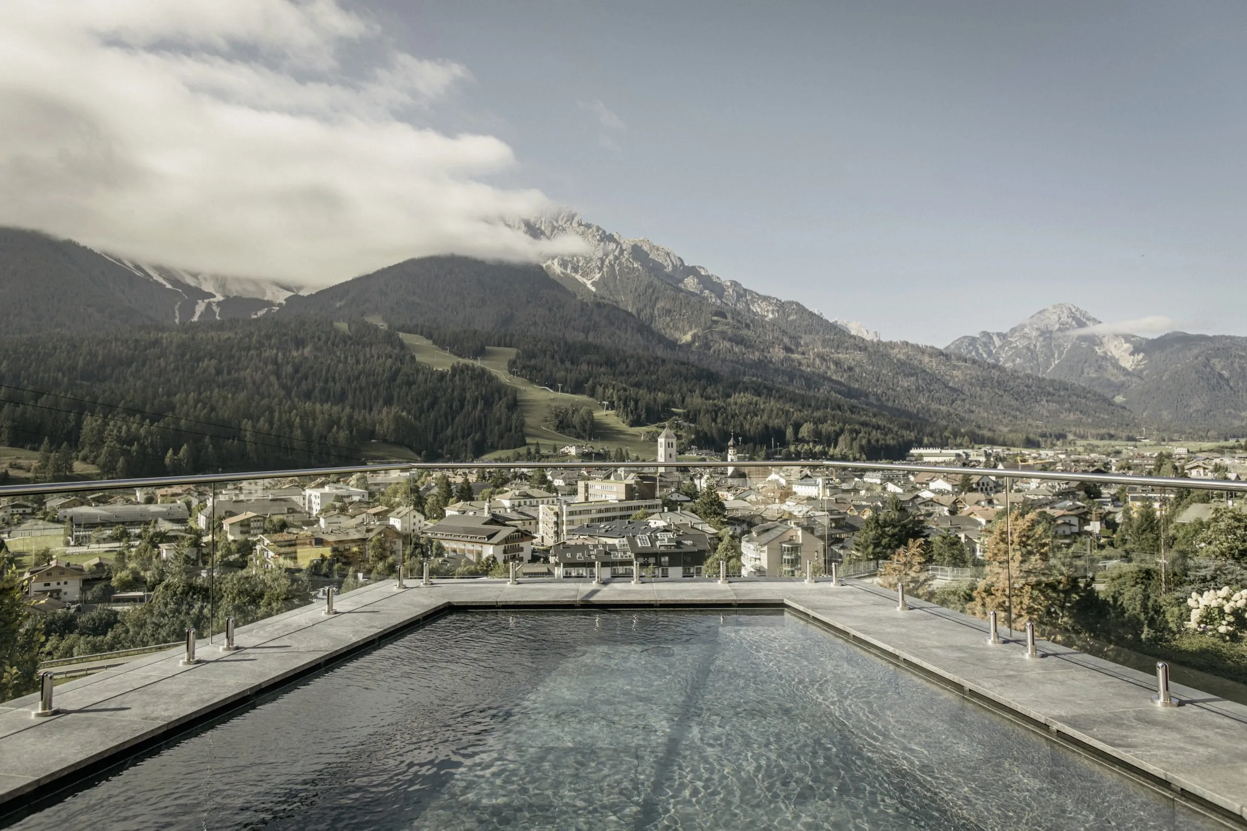 Außenpool des Naturhotel Leitlhof mit Blick auf Innichen