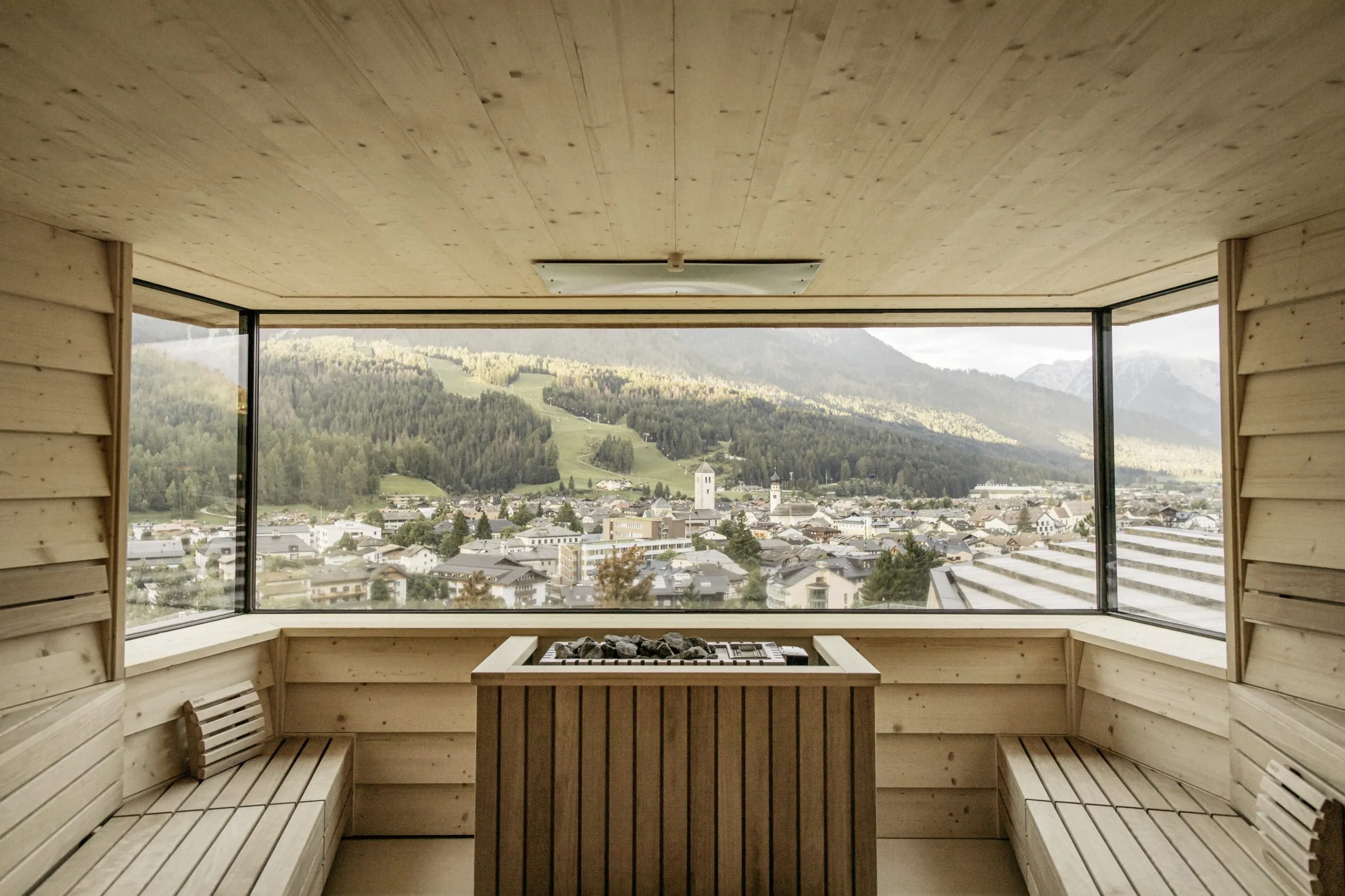 Blick aus der Sauna des Naturhotel Leitlhof auf Innichen in Südtirol