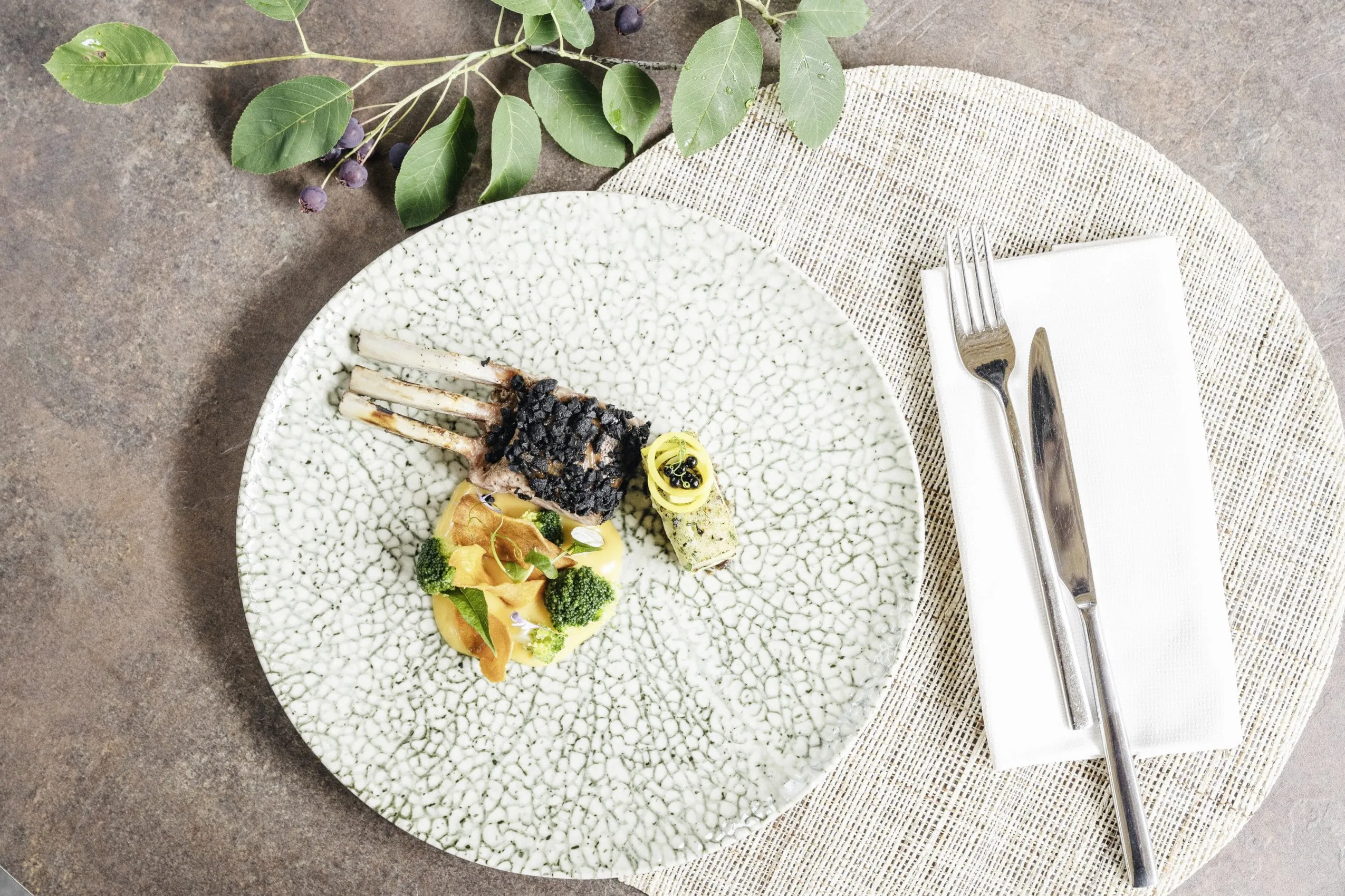 Fleischgericht mit schwarzer Kohle auf marmoriertem Teller im Sensoria Dolomites