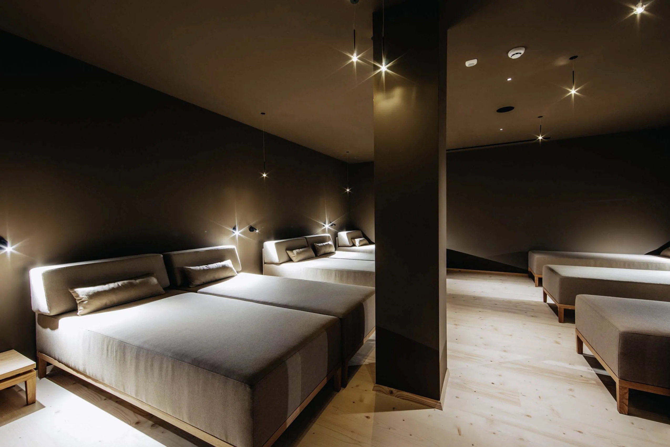 puristischer Ruheraum im Sensoria Dolomites mit Leinenbetten