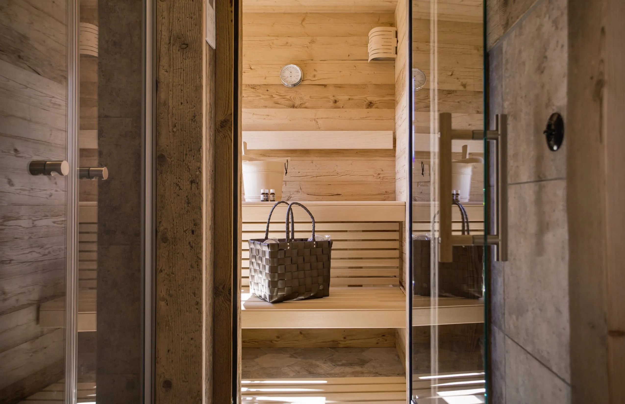 Blick in die Sauna der Alpin Chalets Oberjoch mit brauner Badetasche