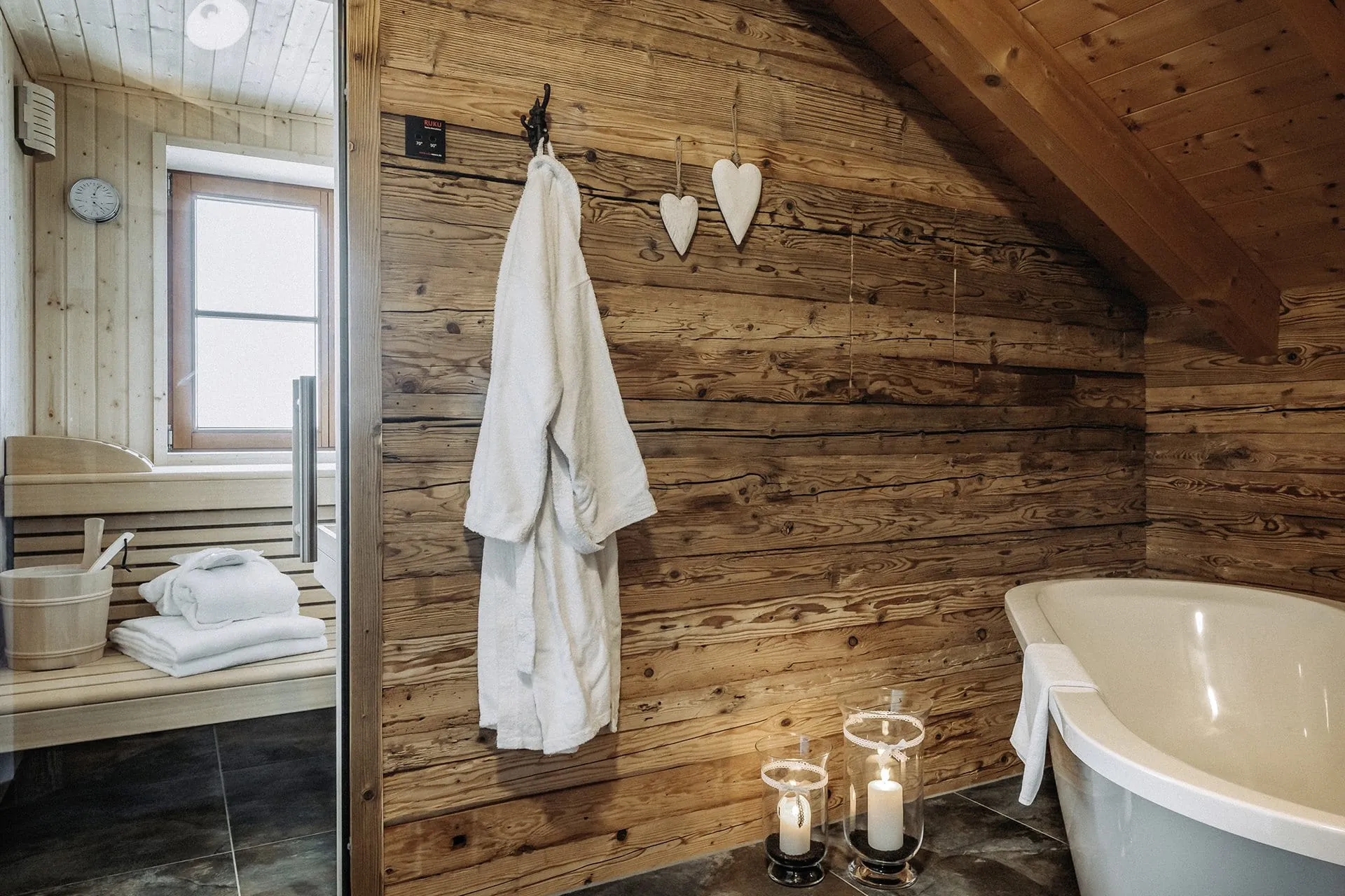 private Sauna und freistehende Badewanne in den Alpzitt Chalets