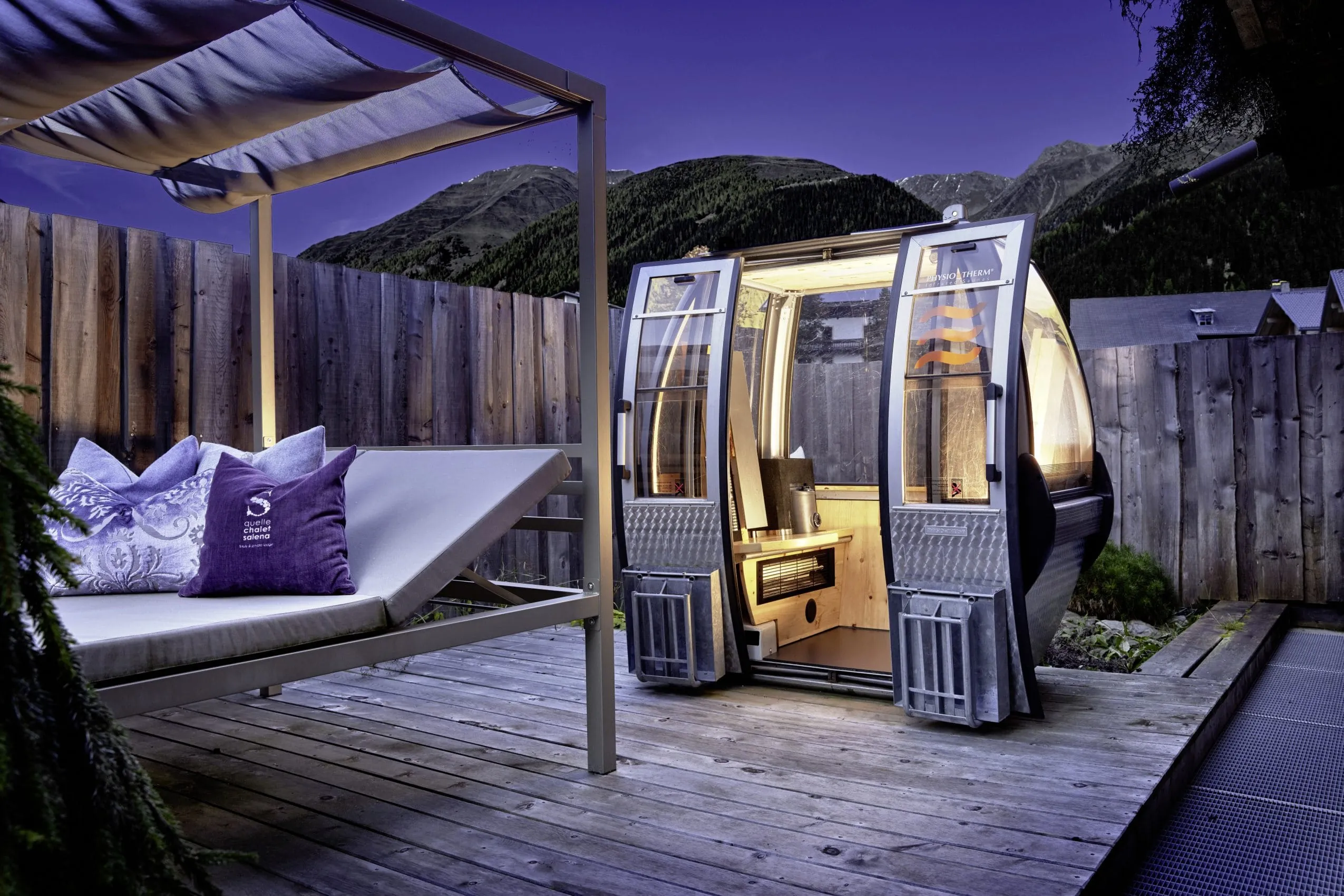 Zirbensauna in einer ausrangierten Gondel auf der Terrasse des Chalet Salena