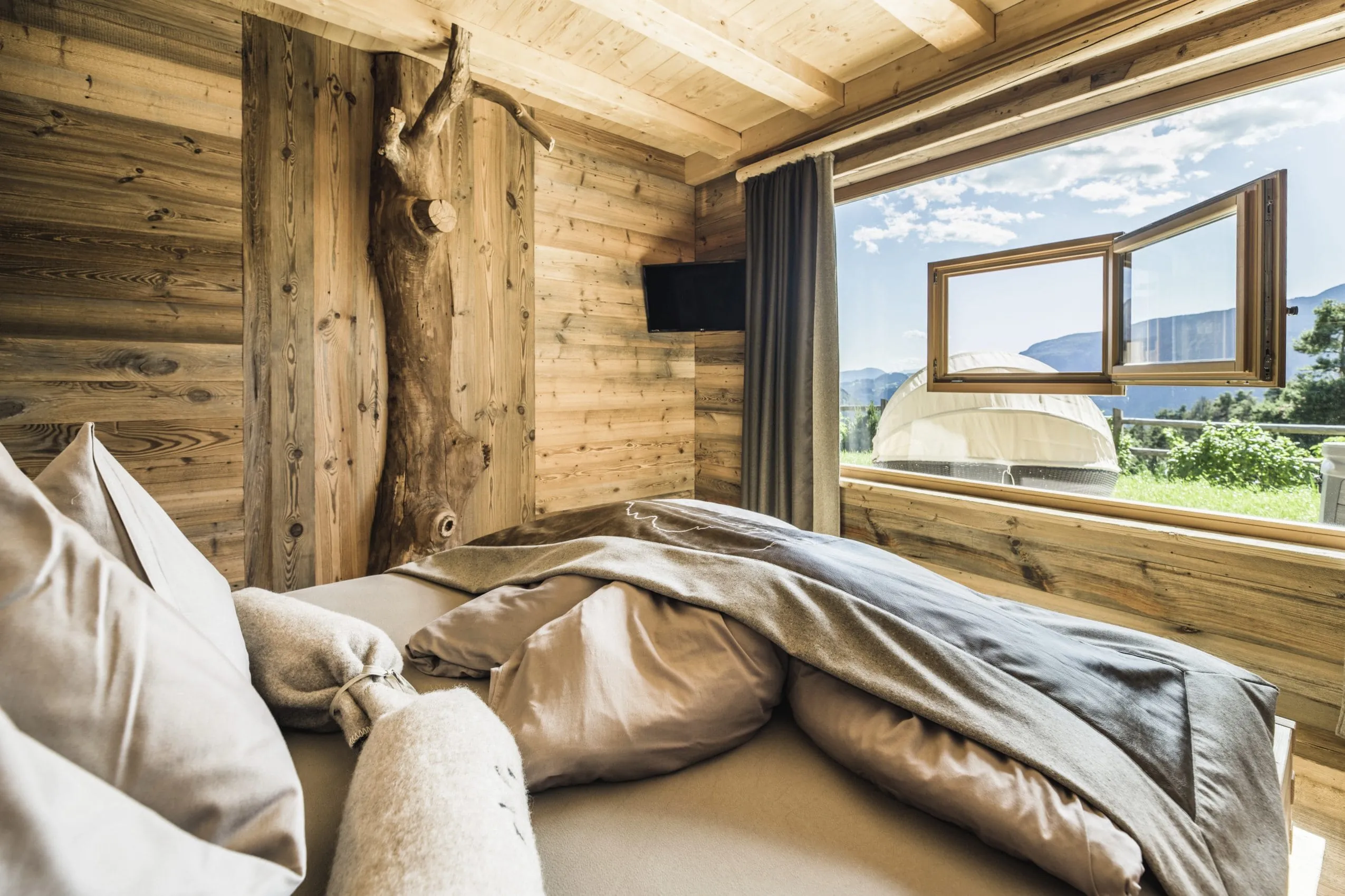 Fenster im Fenster mit Panoramablick vom Bett des Chalet Zu Kirchwies aus