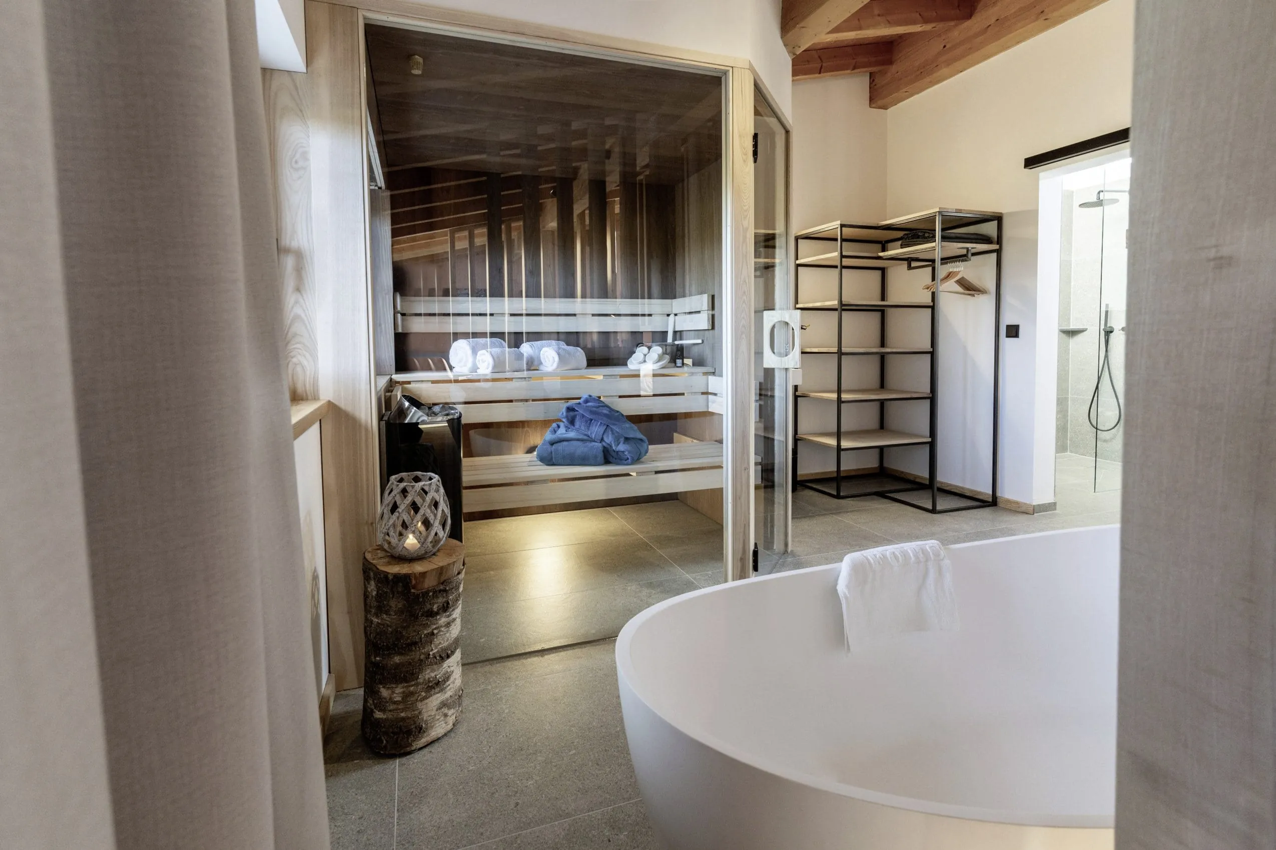 Blick von der freistehenden Badewanne auf die private Sauna im Forstgut