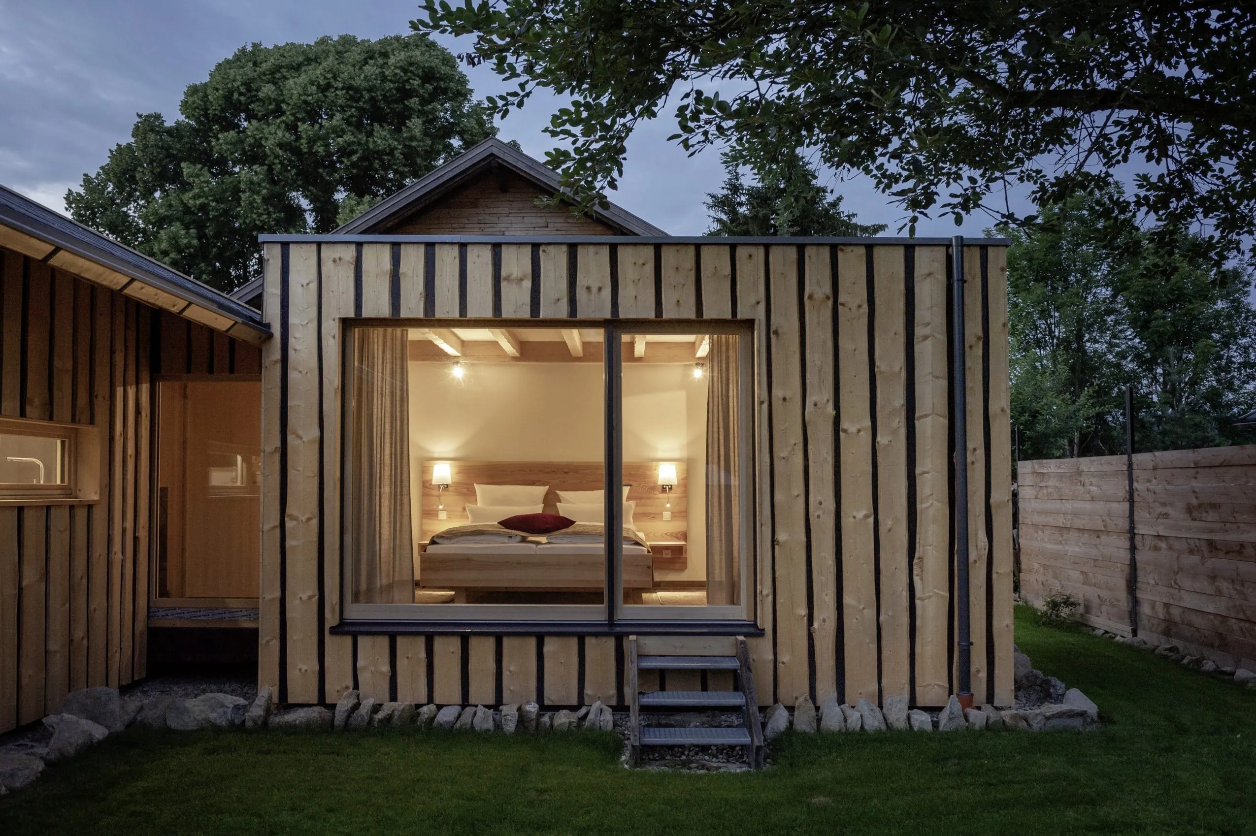 Blick ins Schlafzimmer der Lodge im Forstgut von au&szlig;en