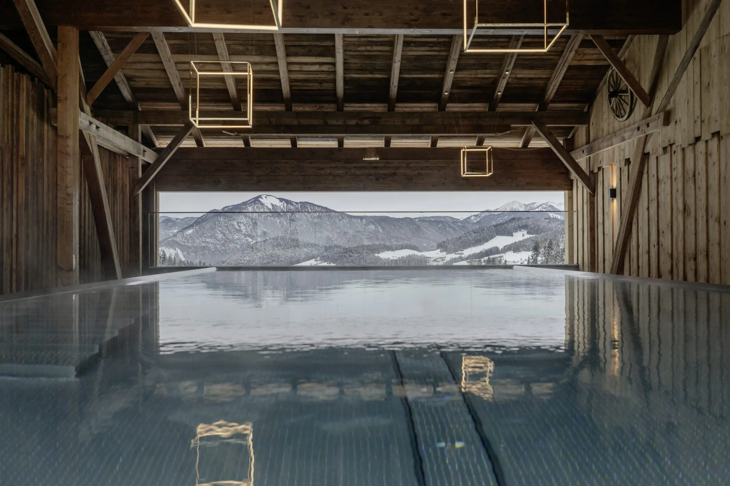 Heustadl-Infinitypool mit Panorama-Bergblick der Hygna Chalets