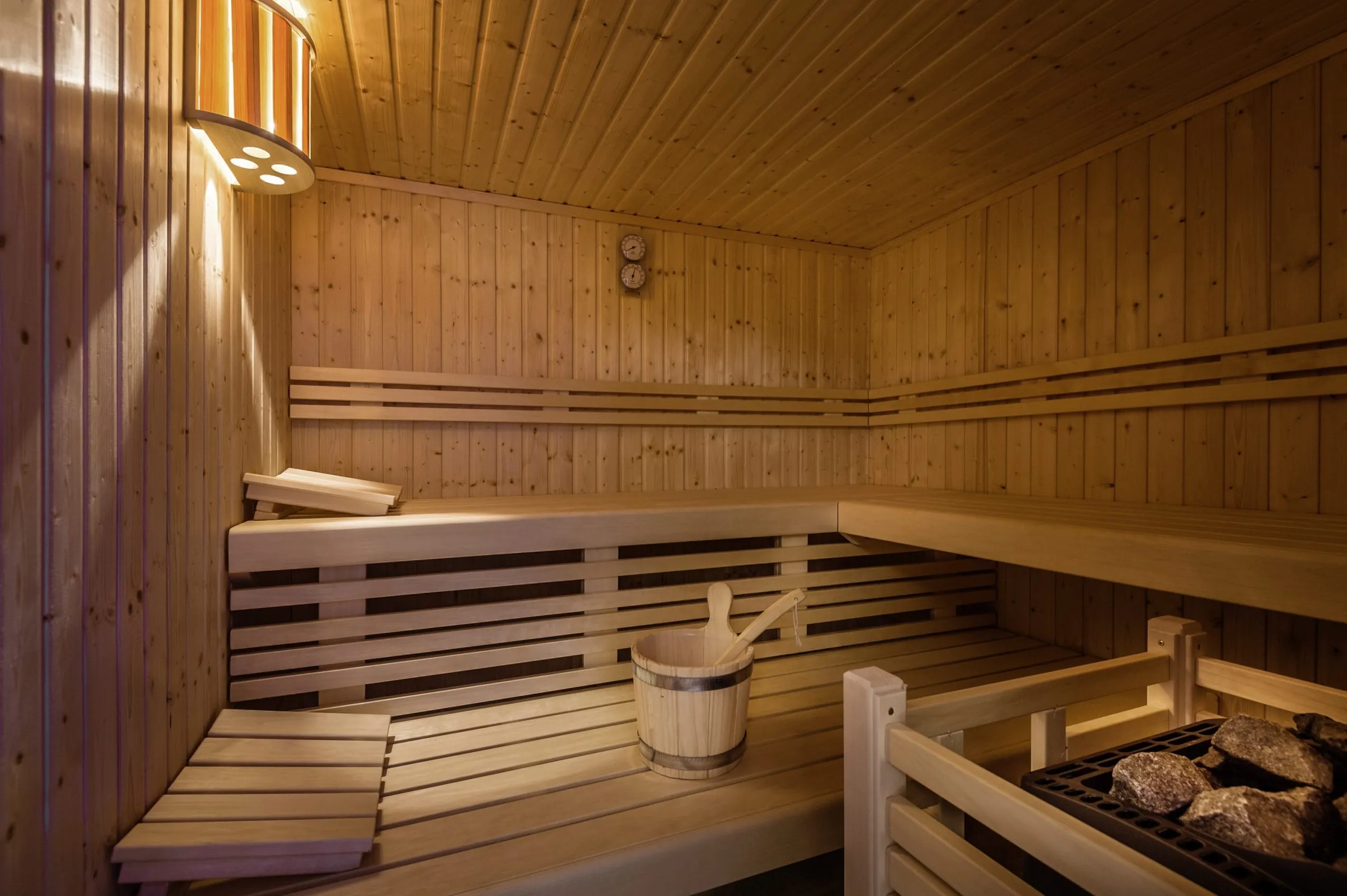 Sauna mit Saunaofen und Aufgusseimer in den Liondes Chalets