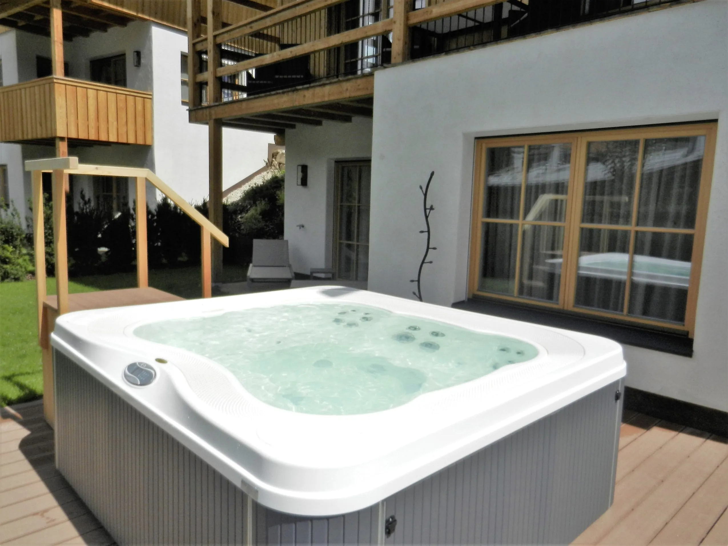 Whirlpool auf der Terrasse der Liondes Chalets mit Holzeinstieg