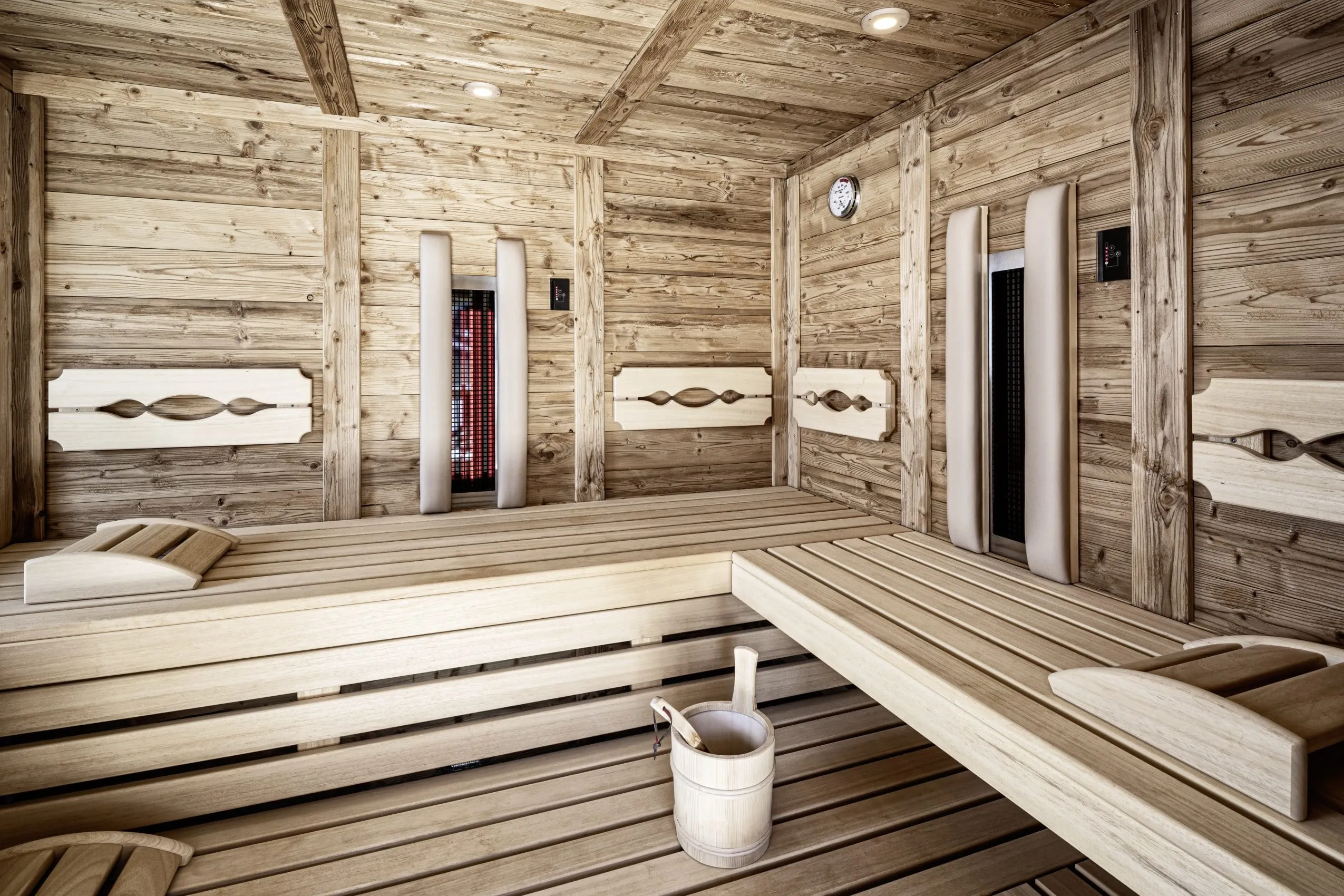 Sauna mit Infrarot-R&uuml;ckenlampen udn Aufgusseimer im Bergdorf Prechtlgut
