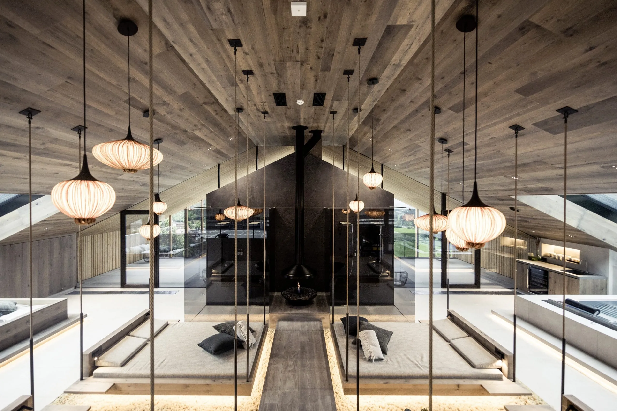 Loft Spa mit asiatisch inspirierten H&auml;ngeleuchten im Dachgeschoss des Purmontes