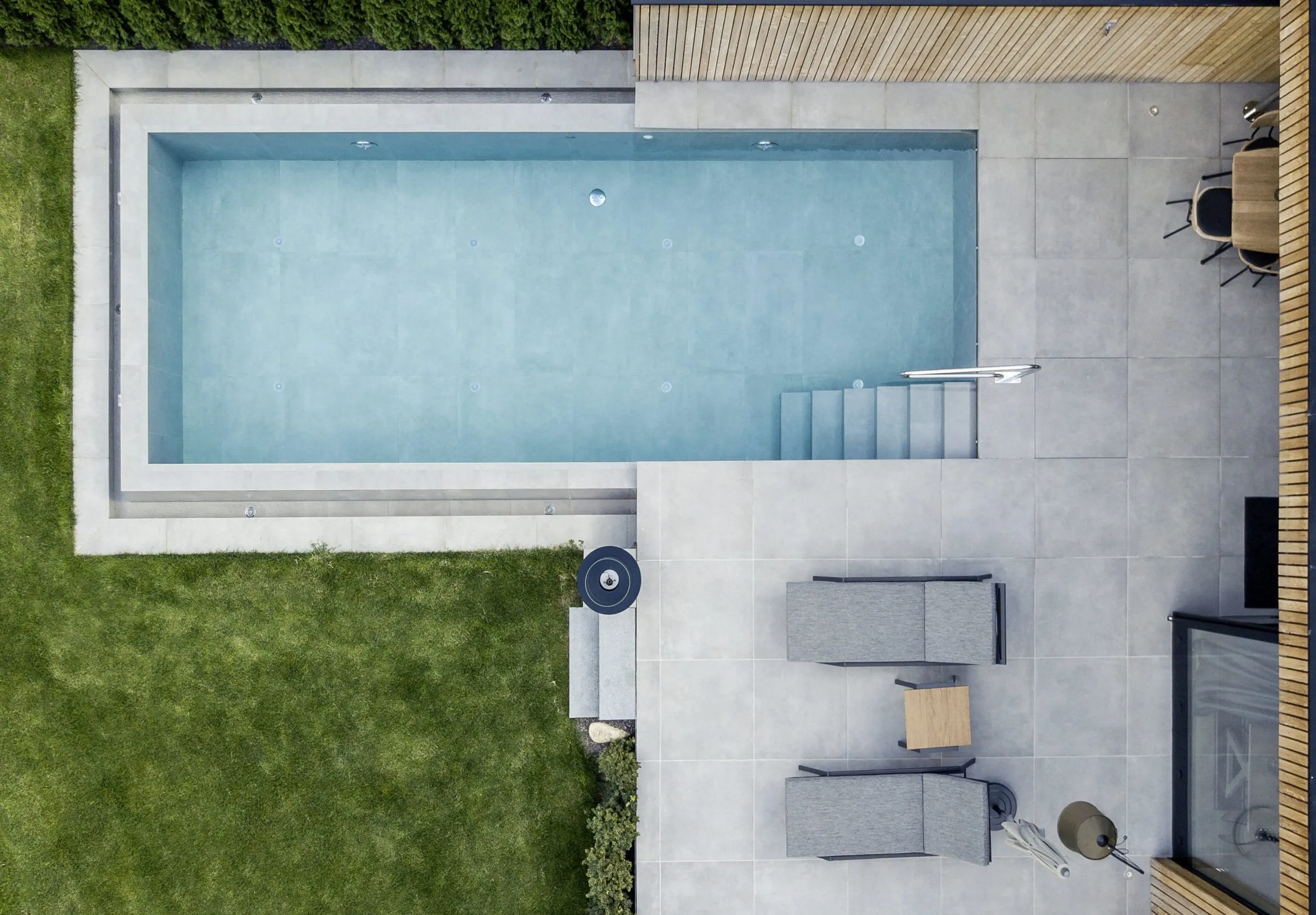 Privater Pool mit Au&szlig;ensauna im Purmontes von oben gesehen