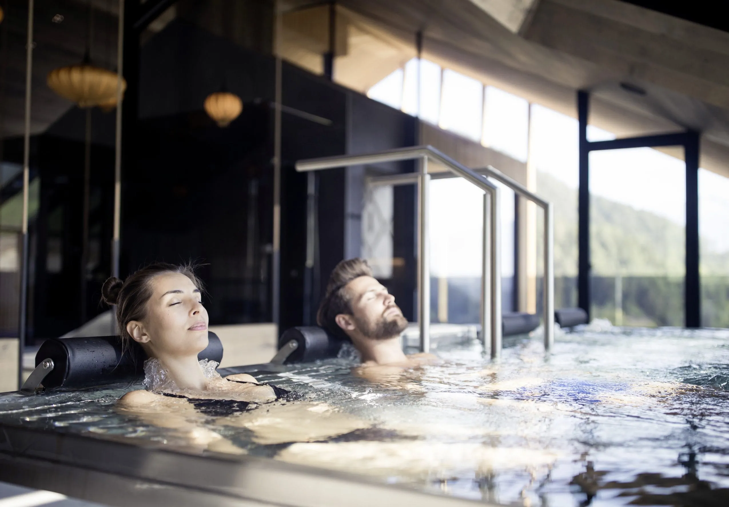 Paar relaxt auf den Whirlliegen im Pool des Purmontes