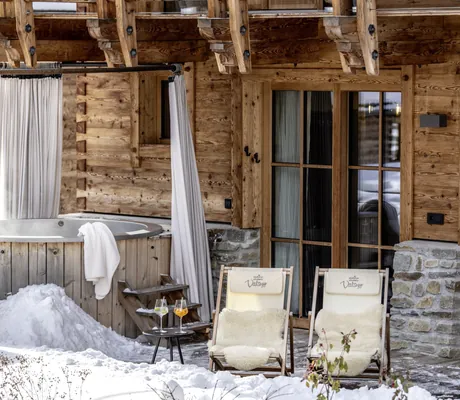 Whirlpool mit rundem Vorhang auf der Terrasse der Südtirol Chalets Valsegg im Schnee