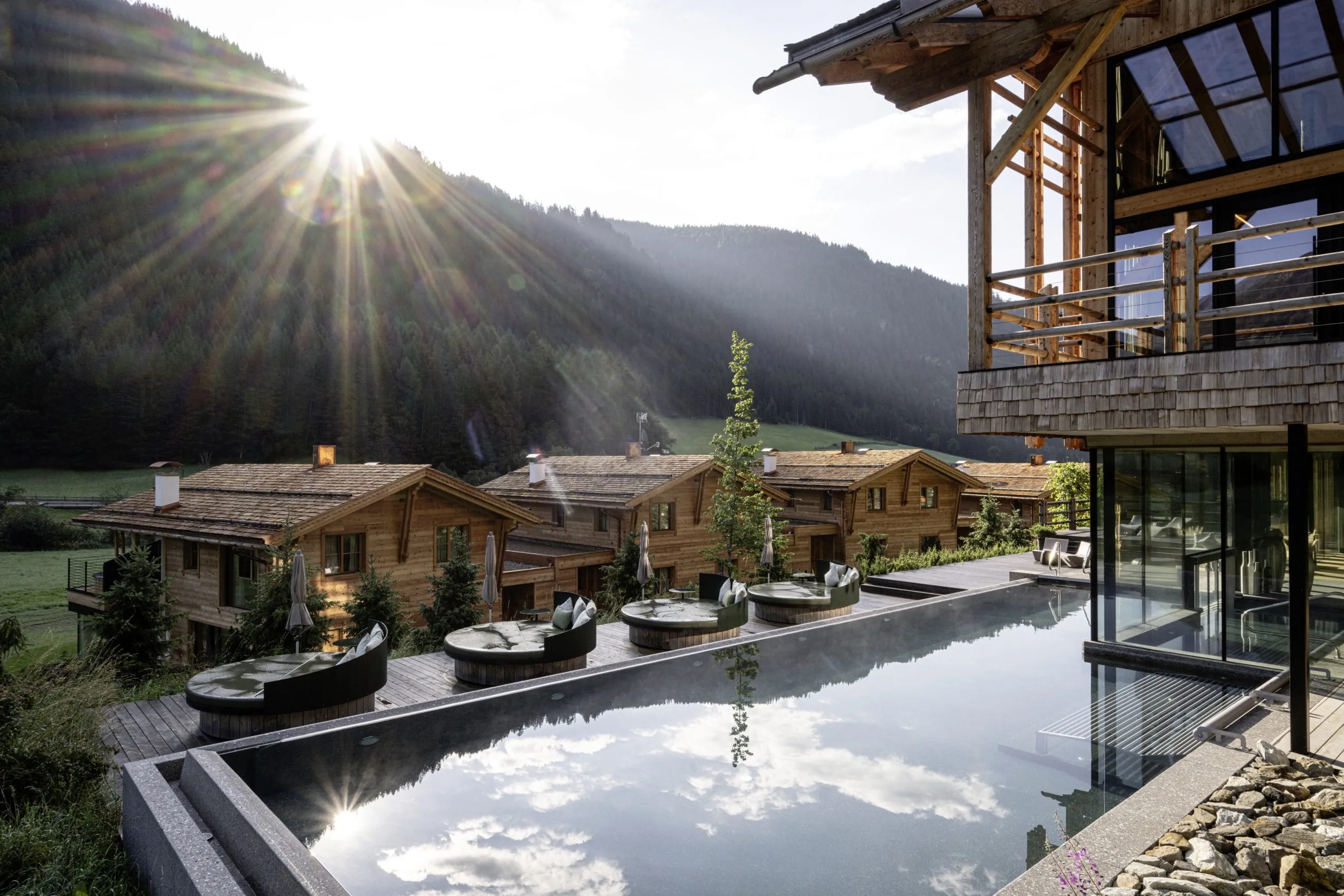 Outdoorpool des Wellnesshauses in den S&uuml;dtirol Chalets Valsegg mit drehbaren runden Liegefl&auml;chen