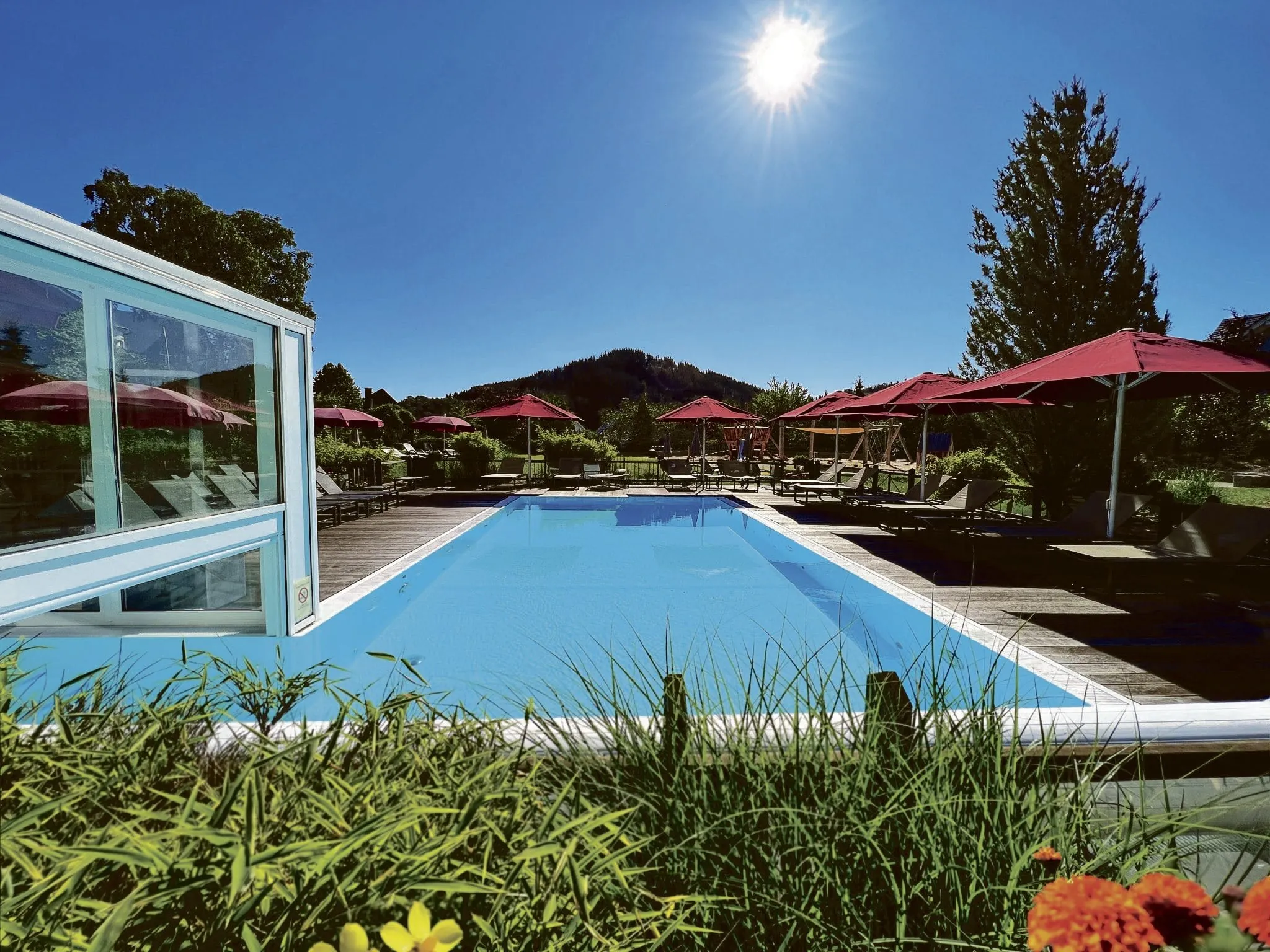 Outdoorpool im Sonnenpark Willingen mit roten Sonnenschirmen