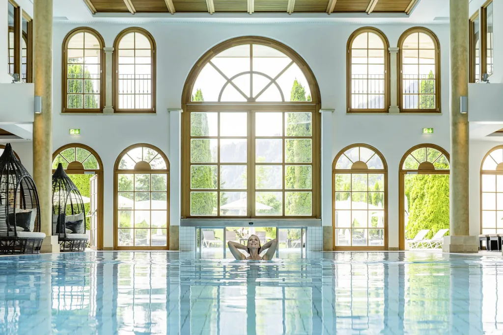 Stilvoller Indoorpool im Golfresort A-ROSA Kitzbühel