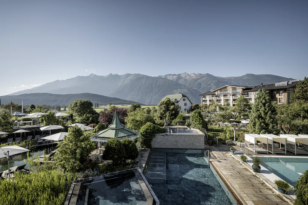 Blick auf die Outdoor-Anlage des Alpenresort Schwarz mit mehreren Pools
