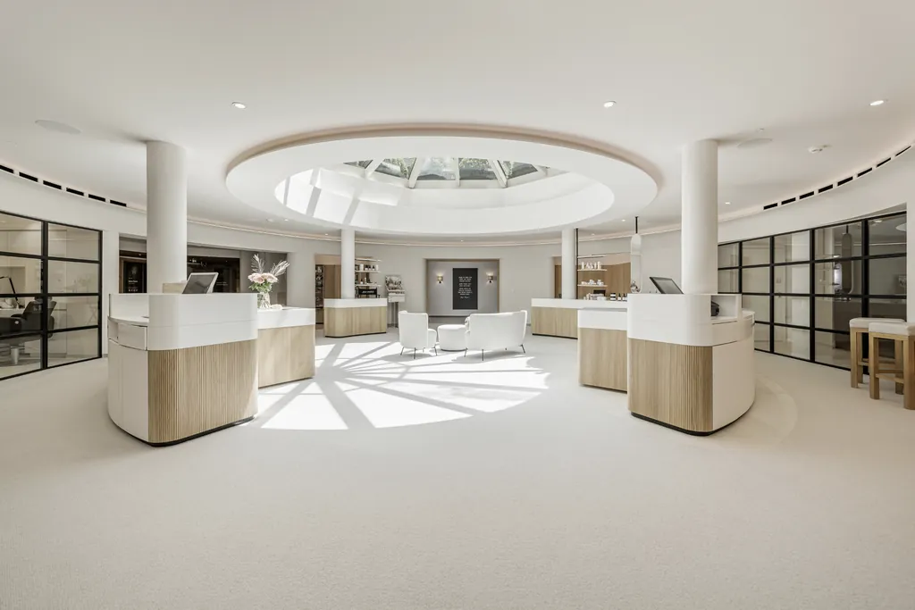 Hell und freundlich gestalteter Spa-Bereich im Alpenresort Schwarz mit Rezeption