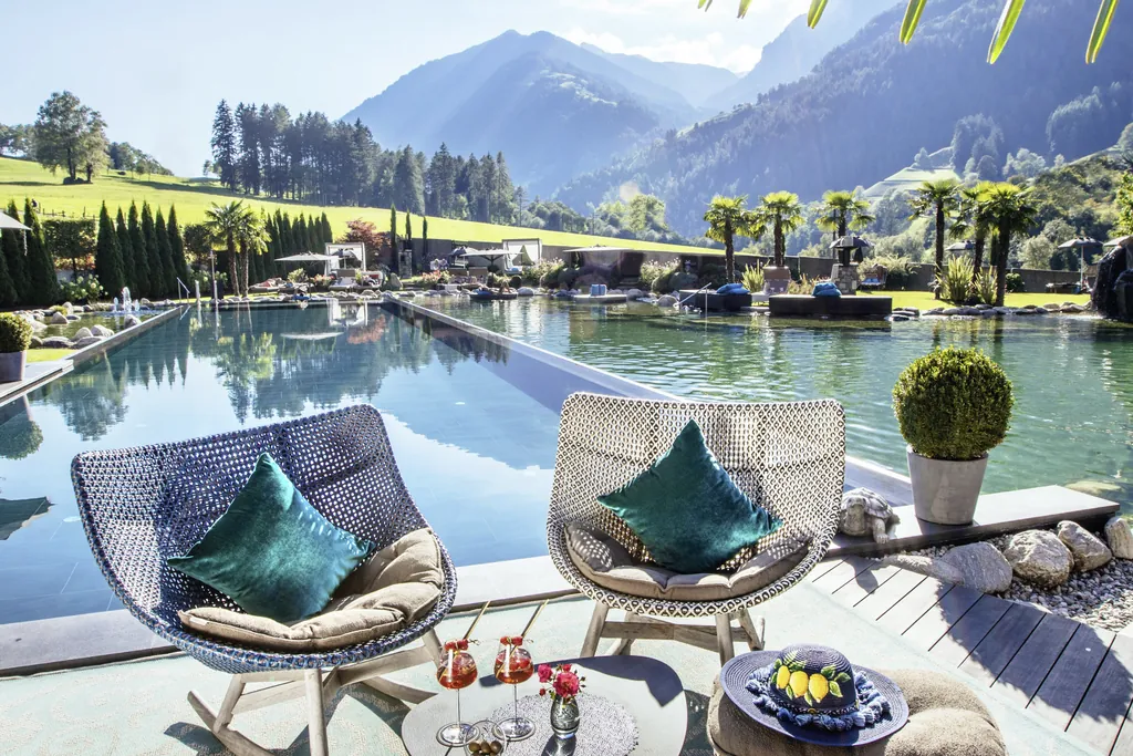 Naturbadesee mit integriertem Infinitypool in der Andreus Golf Lodge