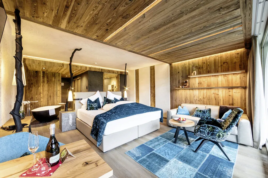 Hochwertig eingerichtete Suite in der Andreus Golf Lodge mit blauen Farbakzenten