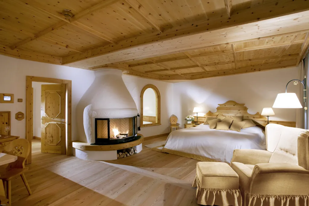 Stilvoll eingerichtete Luxussuite im Bio- und Wellnessresort Stanglwirt mit Kamin und vielen Holzelementen