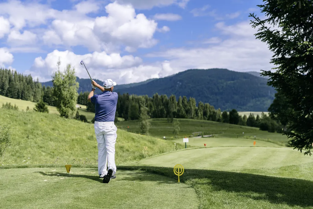 Golfspieler beim Abschlag auf dem Golfplatz des Posthotel Achenkirch
