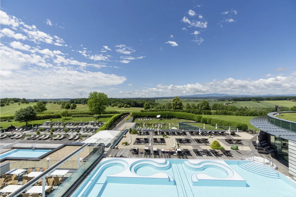 Outdoor-Anlage des Golfhotels Reiters Supreme mit mehreren Pools und Liegebereich