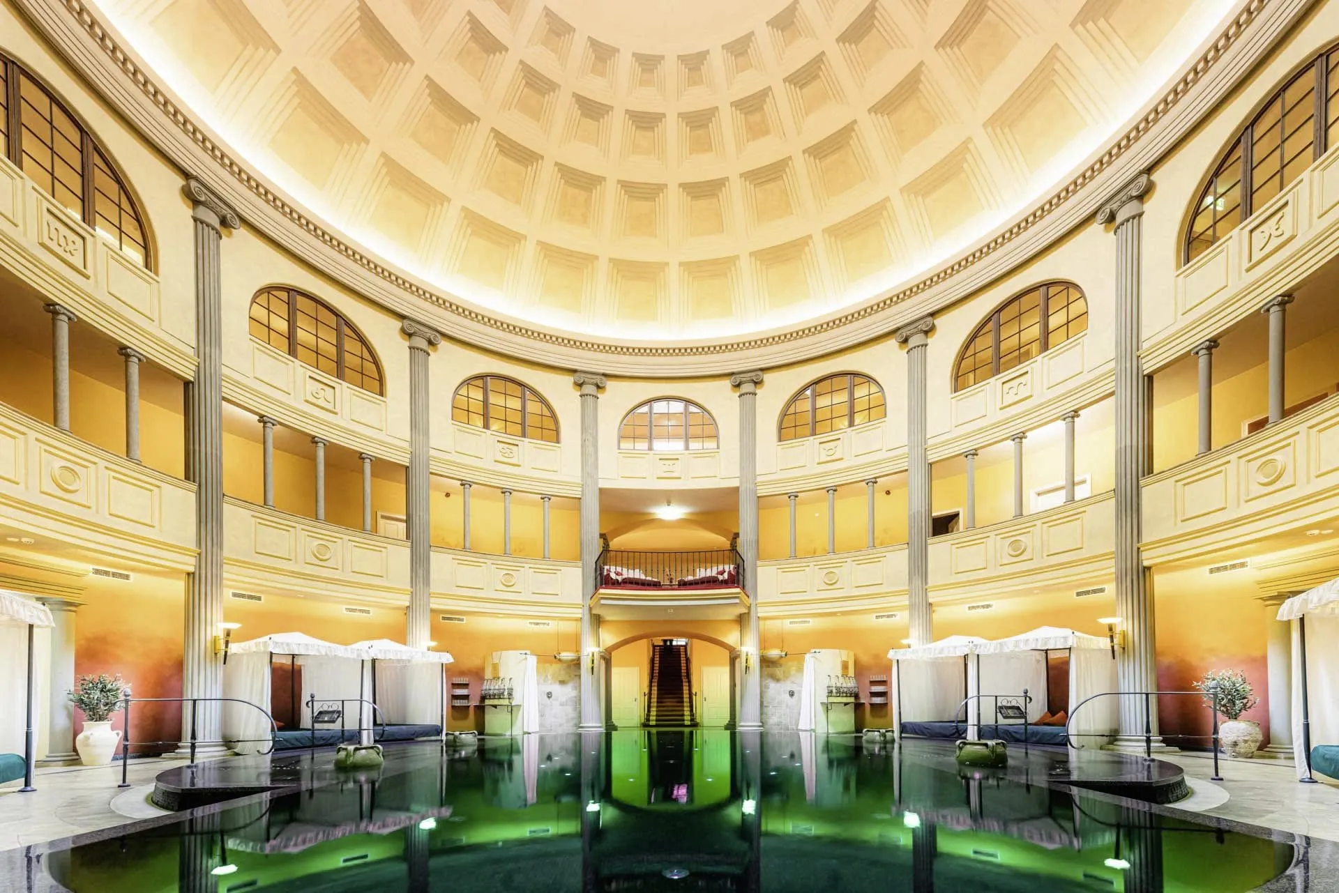 r&ouml;misches Ambiente im Spa-Tempel mit hoher Kuppel und Indoor-Pool im Hotel Bei Schumann