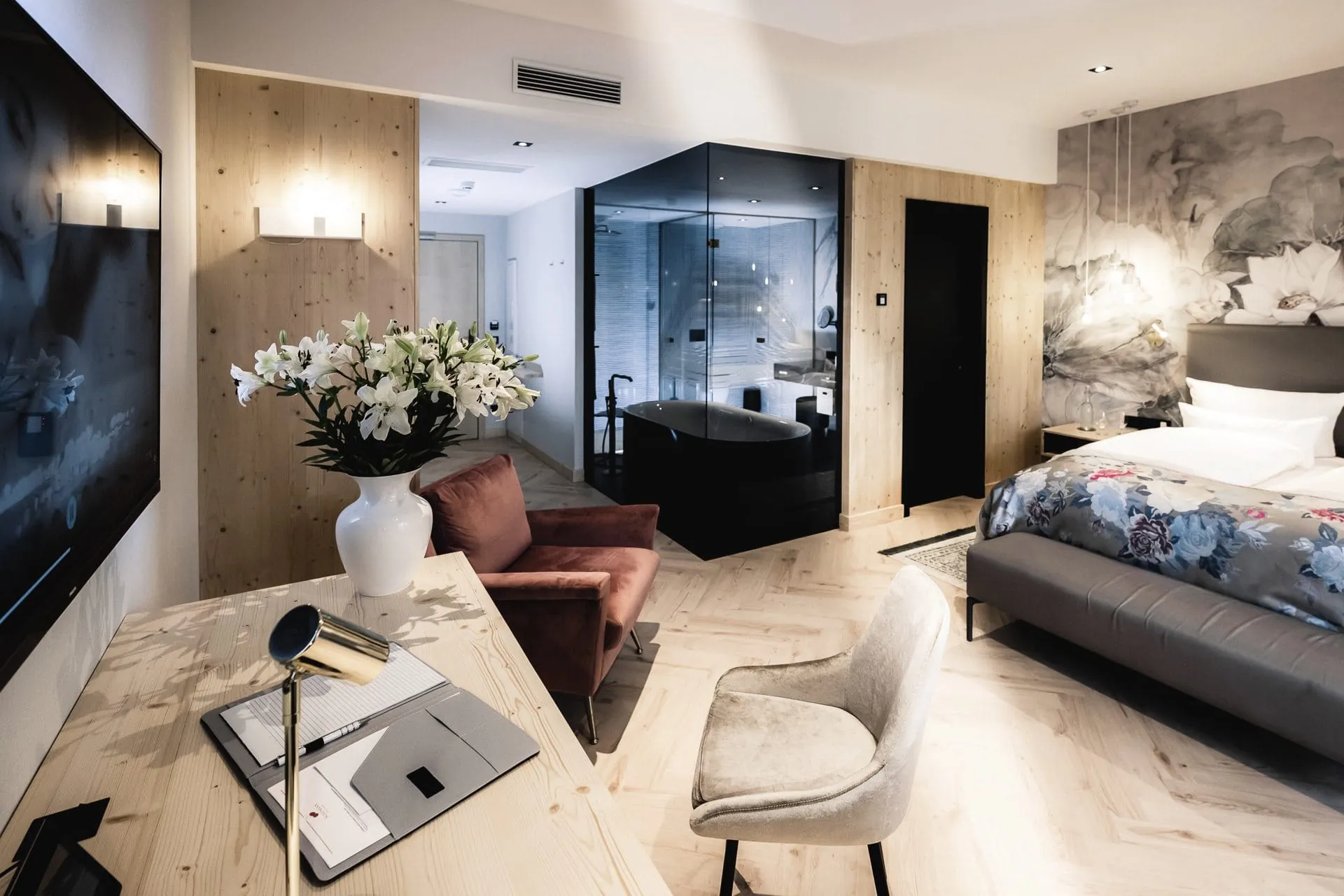 moderne Suite im Hotel Bei Schumann mit gl&auml;sernem Bad und Blumentapete