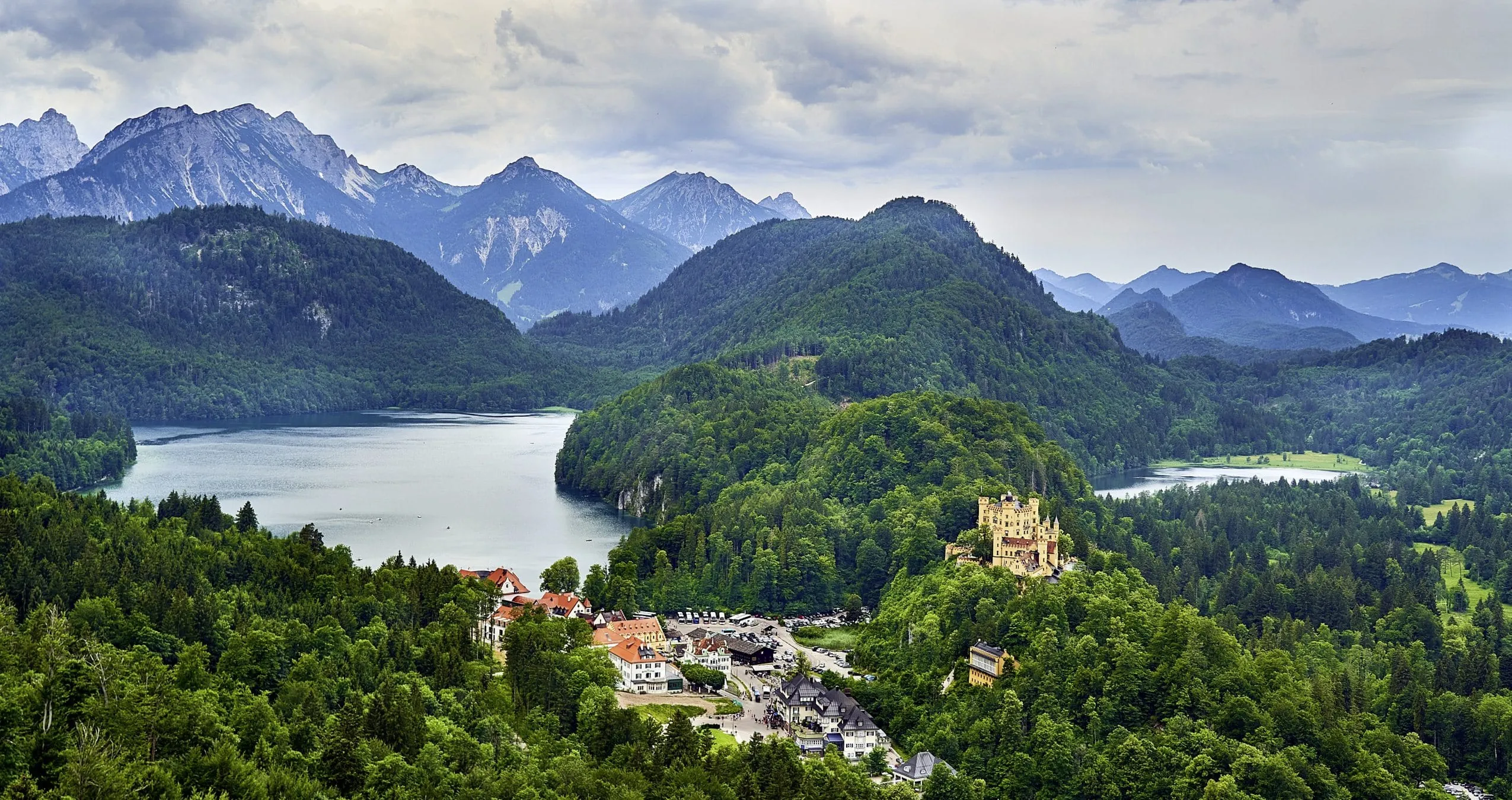 Der Alpsee und Schloss Neu Schwanstein in Schwangau von oben gesehen