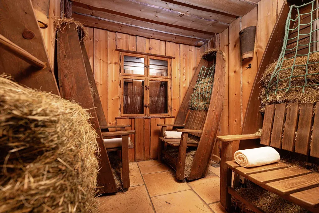 Heusana im Wellnesshotel BEI SCHUMANN mit Holzsitzbänken und Heuballen