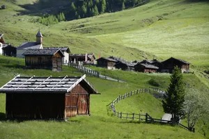 Fane Alm Chaletdorf mit Hütten und Kircherl auf der Alm