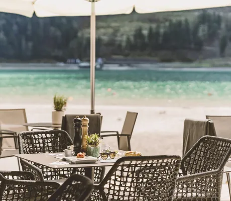 Beachbar-Buchau mit Rattanbestuhlung und Sonnenschirm im Familienresort Buchau am Privatstrand des Achensees