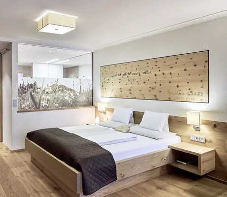 Holzverkleidetes modernes Familienzimmer des Familienresort Buchau