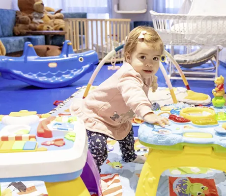 Spielendes Kleinkind am Spieletisch des Kinderparadies im Feldberger Hof