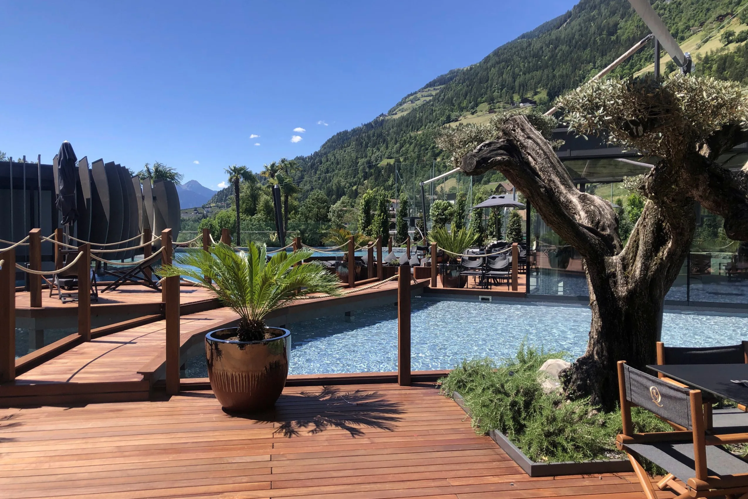 Maledivisch anmutendes Ambiente in der Quellenhof See Lodge mit Stegen über dem Outdoorpool