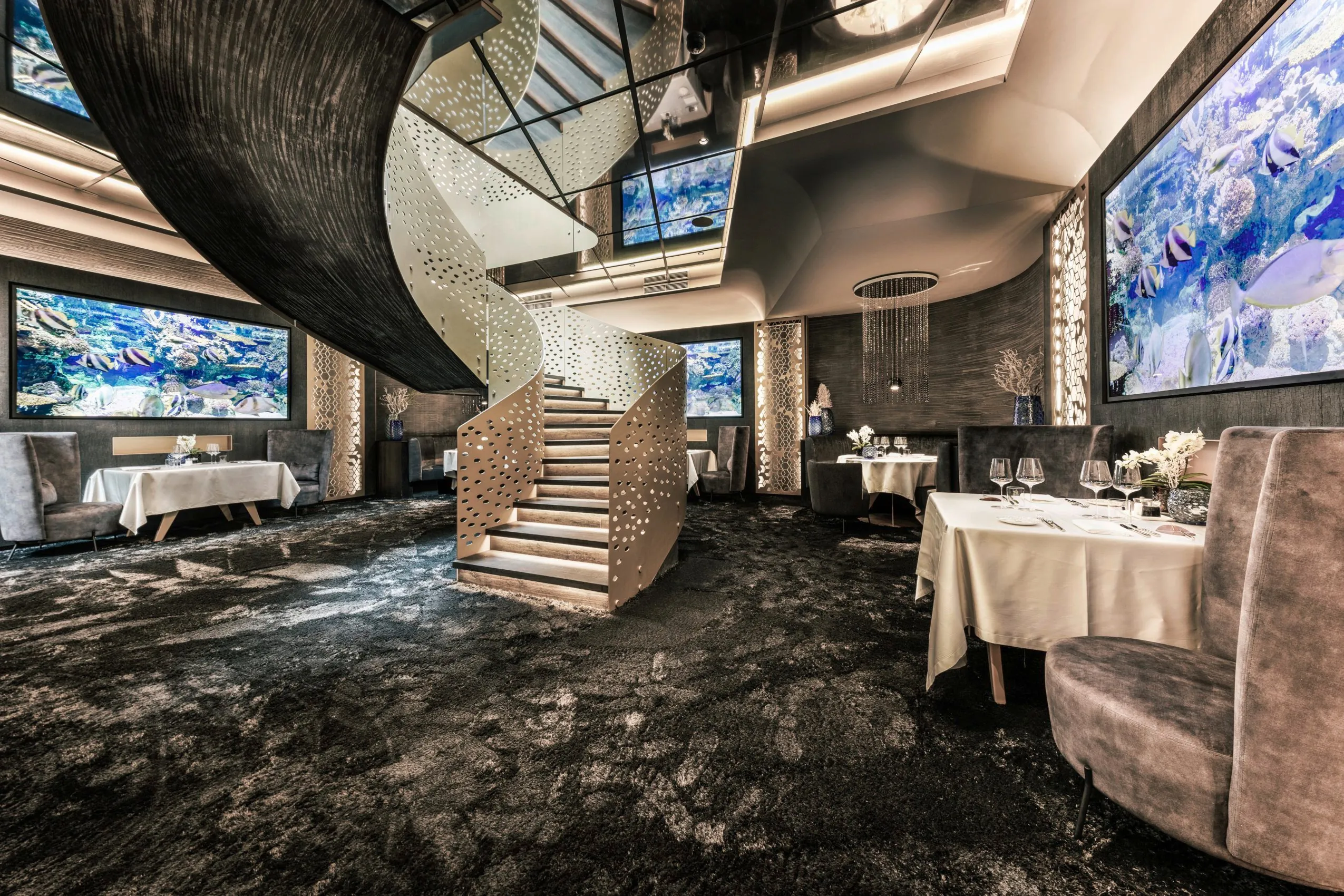 Exklusiv gestaltetes Restaurant mit großen Meeres-Bildschirmen in der Quellenhof See Lodge