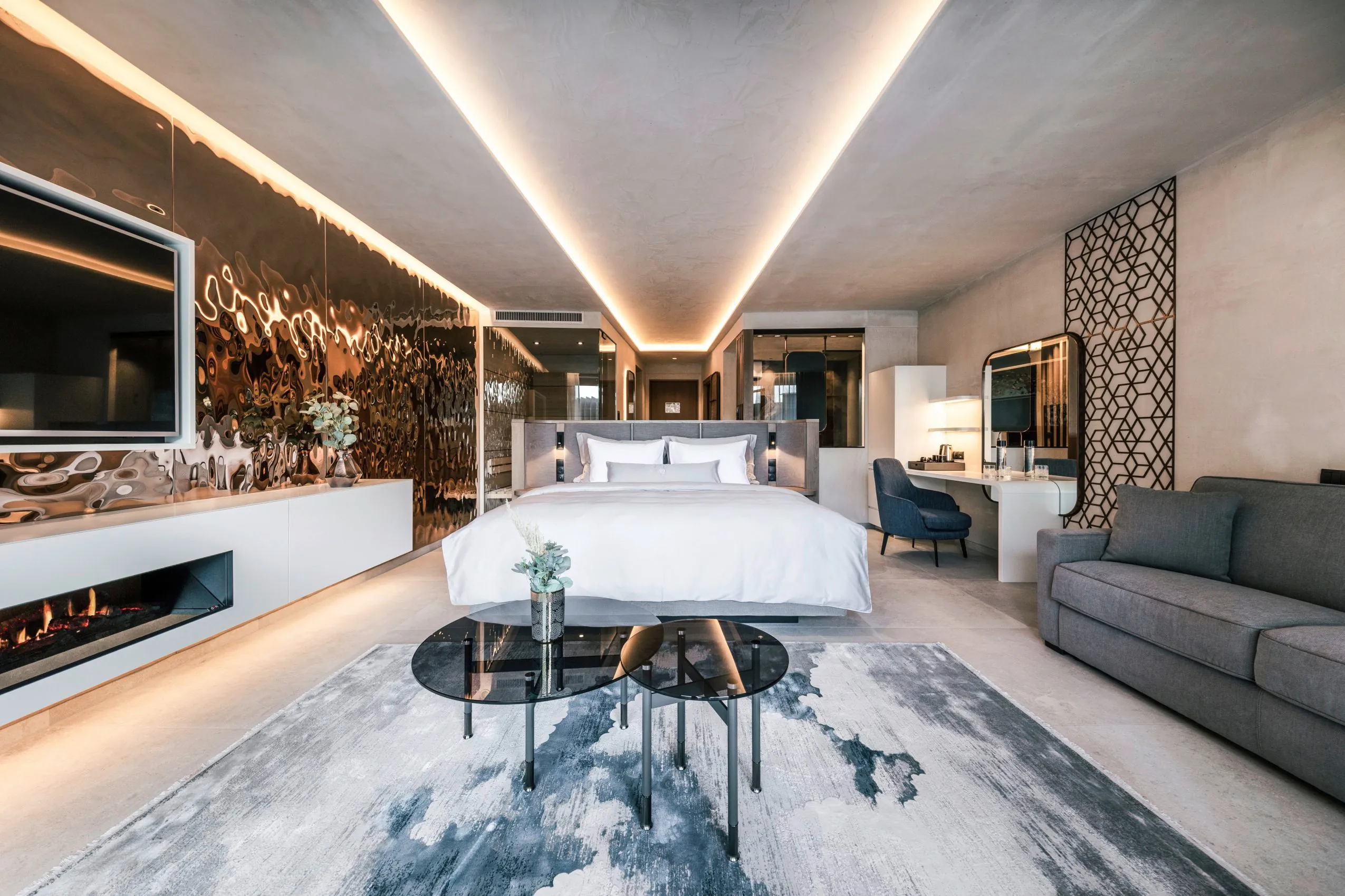 Luxuriöse, längliche Suite in stilvollen Gold- und Blautönen in der Quellenhof See Lodge