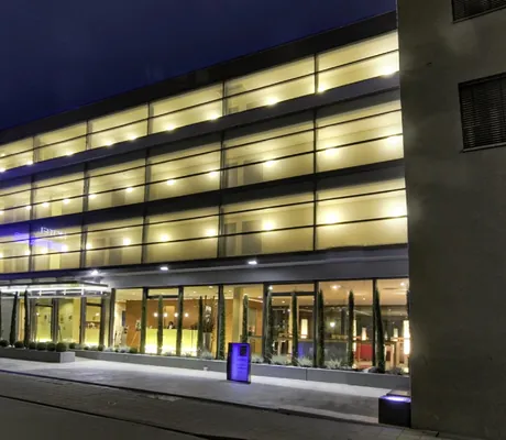 Blick auf das beleuchtete Hotel Der Blaue Reiter in Karlsruhe bei Nacht