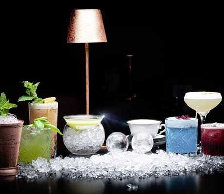 Mehrere bunte Cocktails aus der Hotelbar des Blauen Reiters nebeneinander aufgereiht