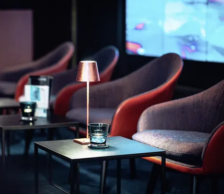 Lounge im Stadthotel Der Blaue Reiter mit Sesseln und stimmungsvollen Leuchten auf den Tischen