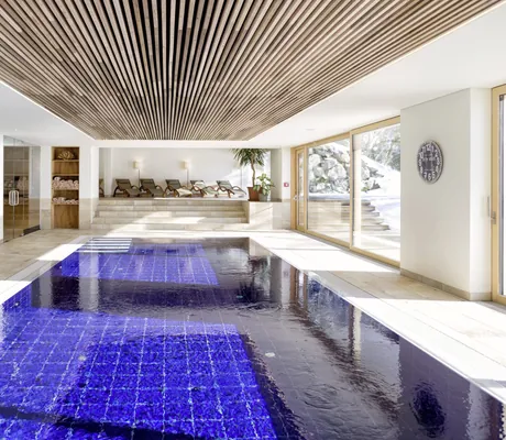 Indoorpool mit bodentiefen Fenstern im Spa des MentalSpa Resort Fritsch am Berg